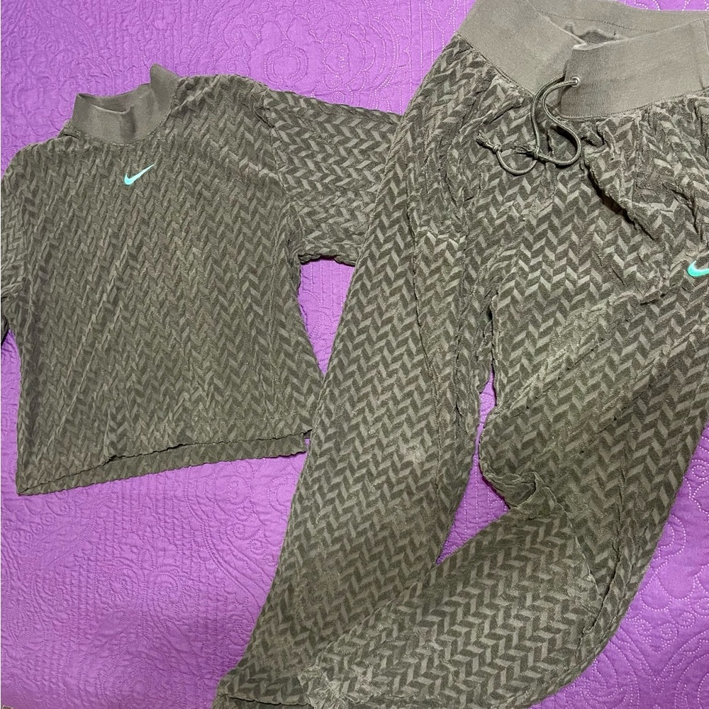 Nike High Rise Jogger Set - Worn 1 time